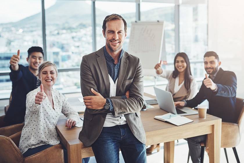 groupe de personnes dans un bureau