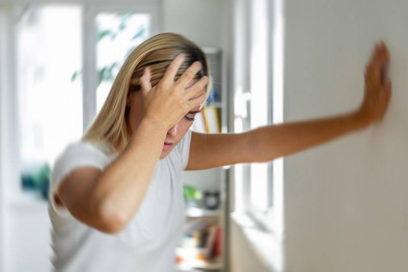 Femme se tenant la tête avec sa main