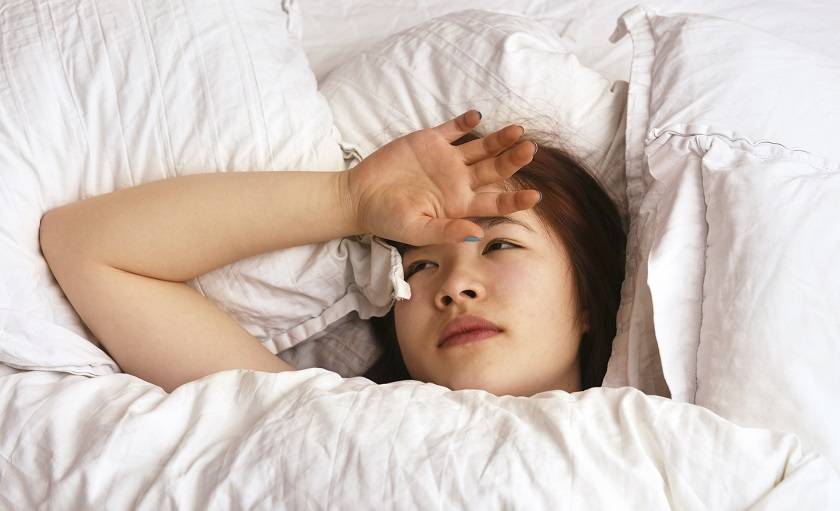 Femme allongée dans son lit