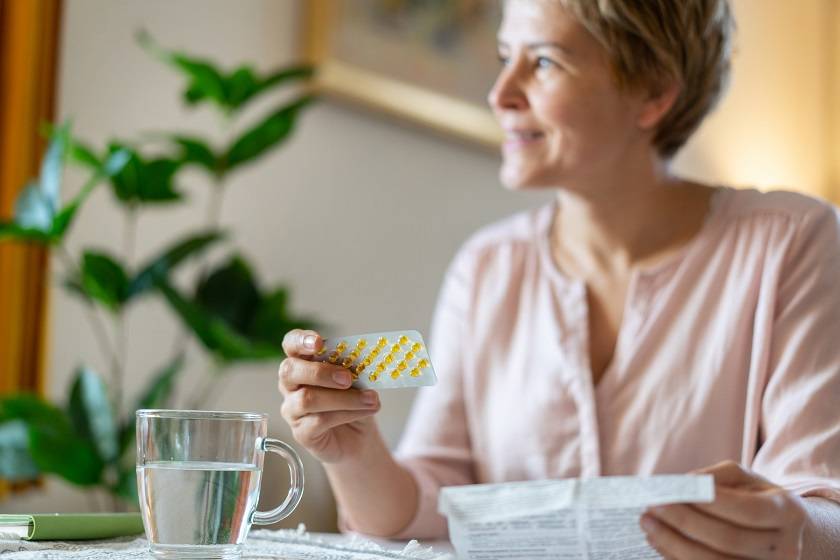 Femme tenant des médicaments dans sa main