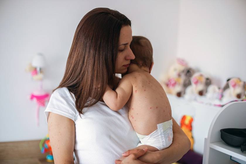 Maman tenant son enfant dans les bras