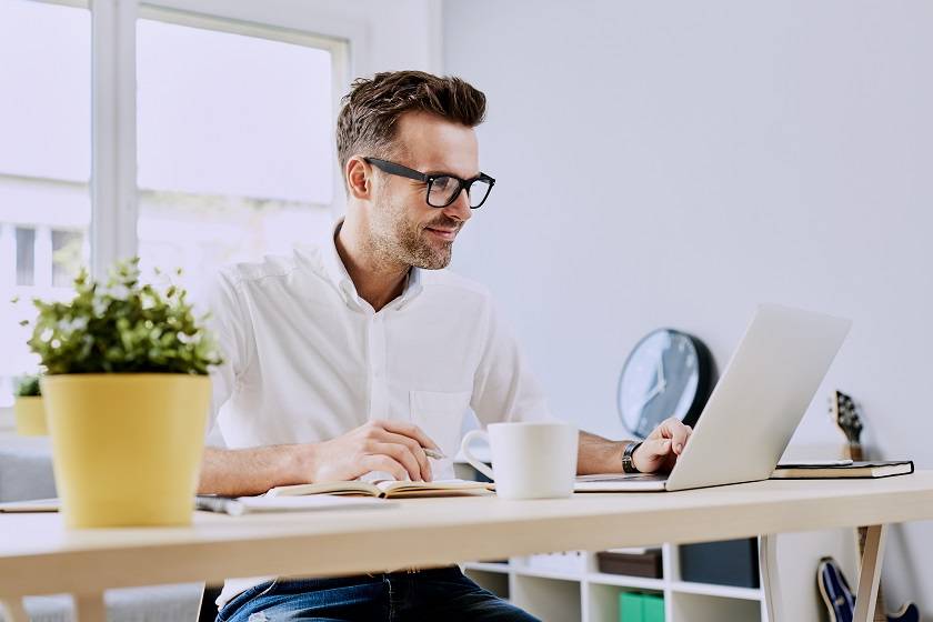 homme à son bureau