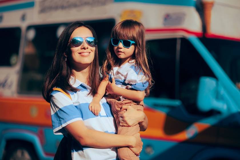 une mère et sa fille portant des lunettes de soleil