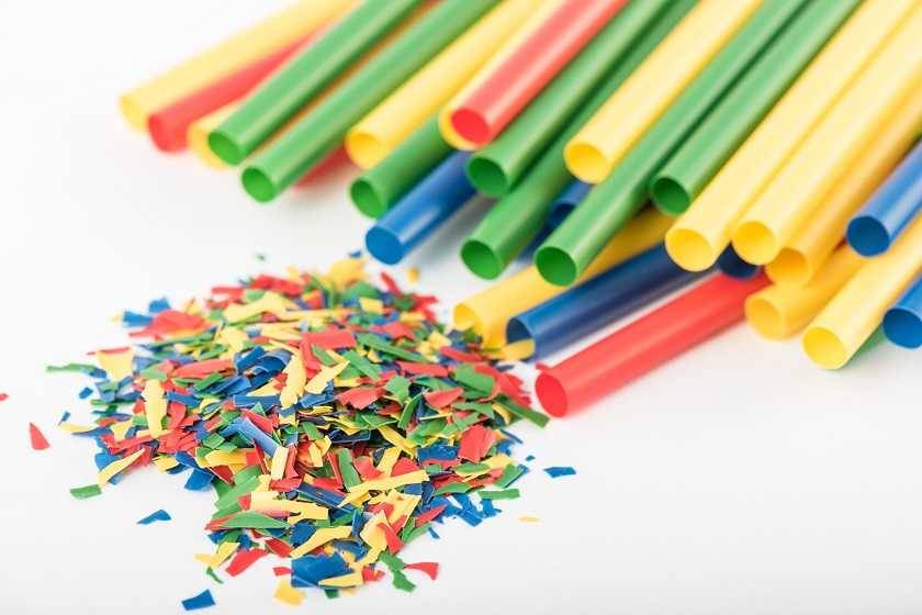pailles en plastiques coupées en petits morceaux