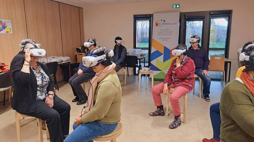 groupe de personnes assises avec des casques de réalité virtuelle