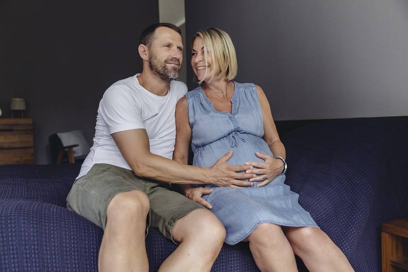 Femme enceinte avec son partenaire