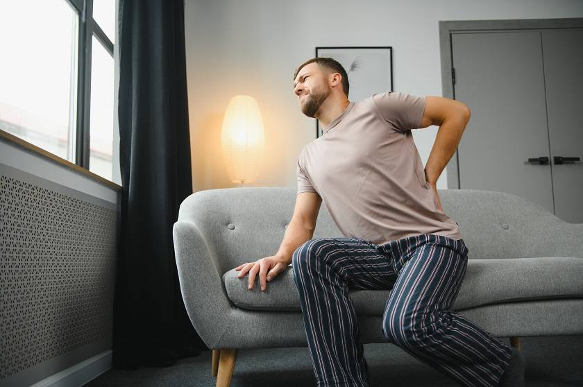 Homme ayant mal au dos