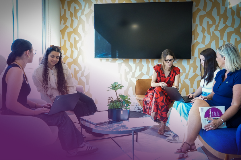 cinq femmes qui échangent des idées