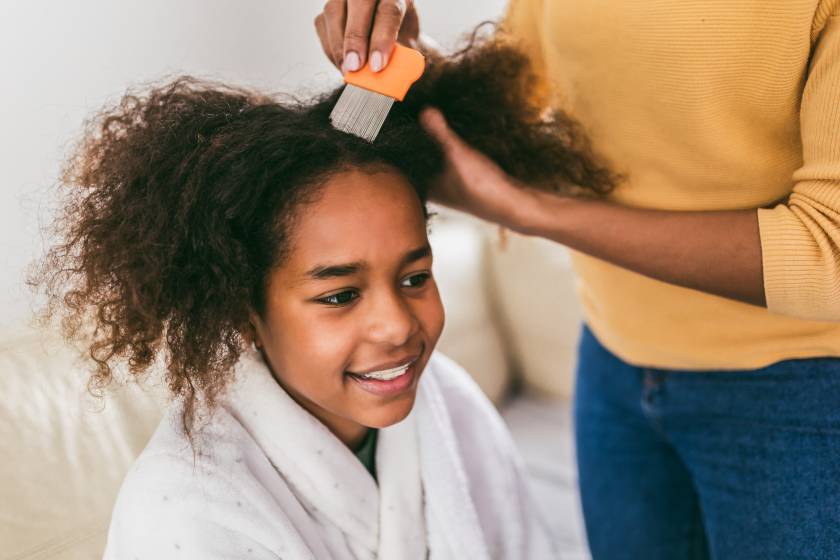 Petite fille avec des poux dans les cheveux