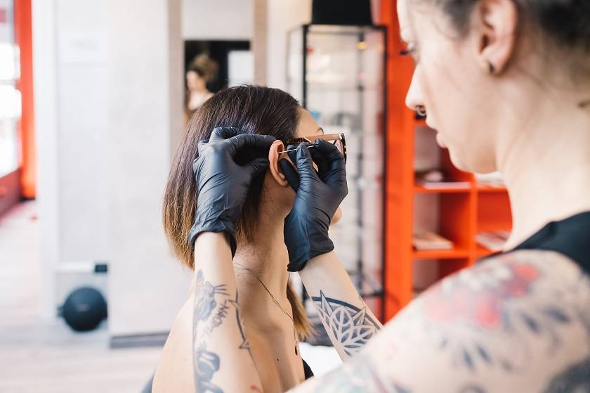 femme qui se fait percer l'oreille