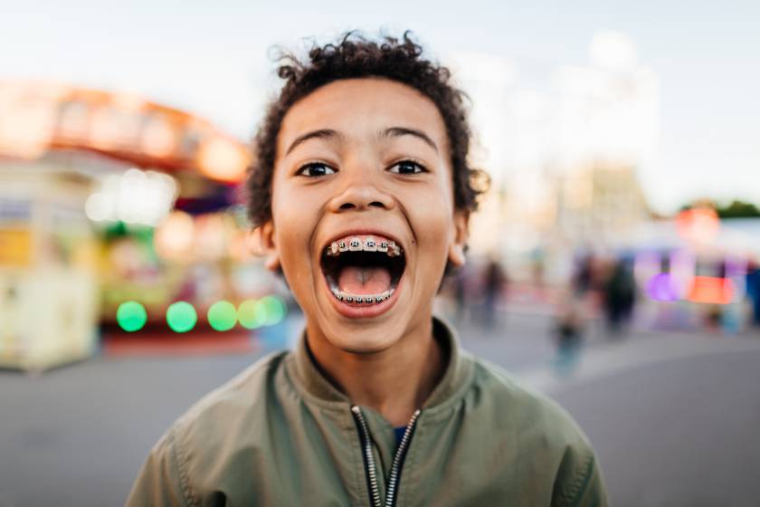 Enfant portant un appareil dentaire