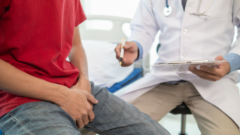 Un homme qui a rendez-vous avec son médecin