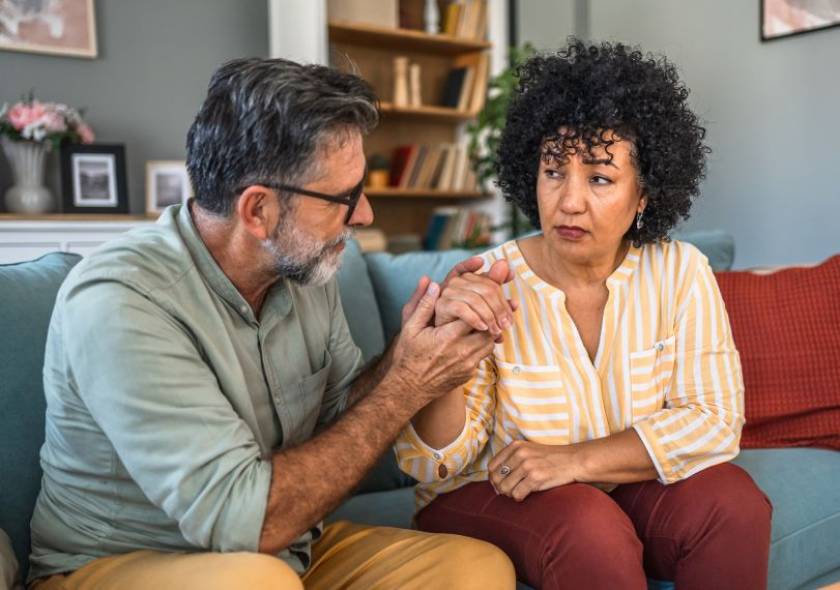 Femme qui découvre une douleur liée à la maladie