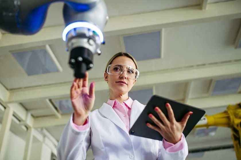 Médecin qui manipule des machines
