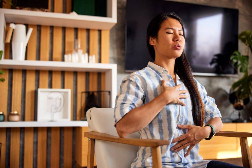 Une femme qui exerce des techniques de respiration 