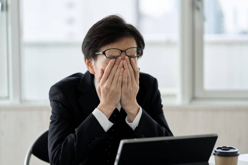 Homme à bout à son bureau