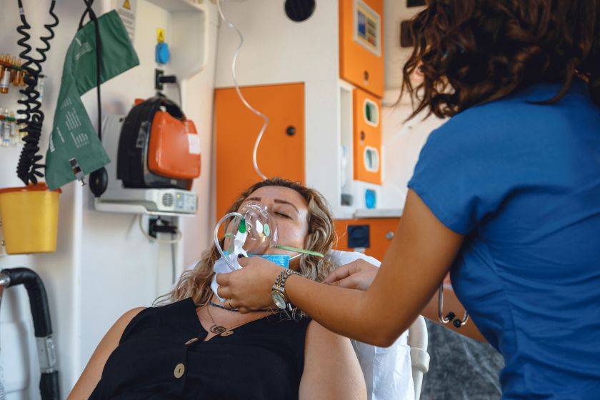Une femme sous casque à oxygène à cause une infection des poumons
