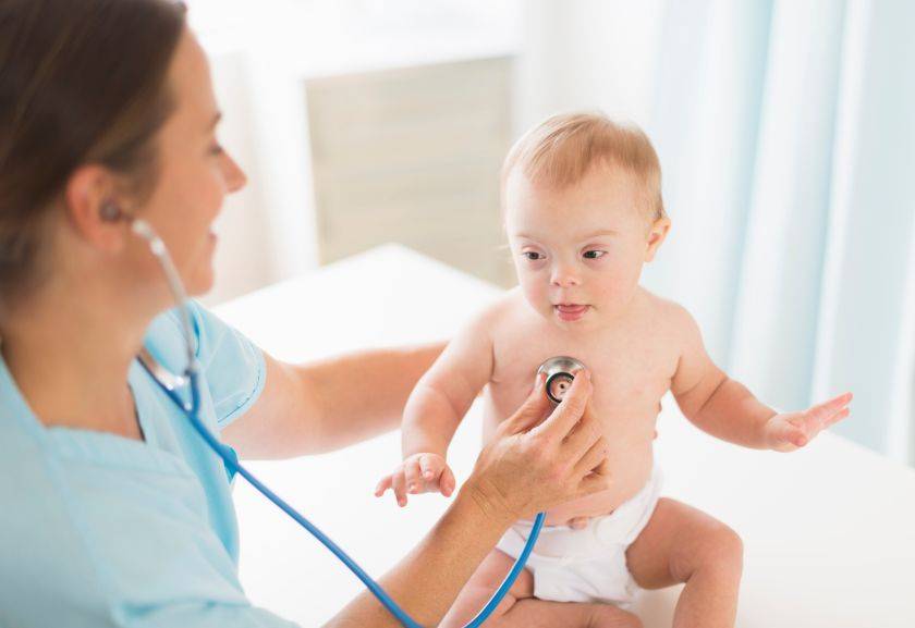 Enfant atteint d'une forme trisomique chez le médecin