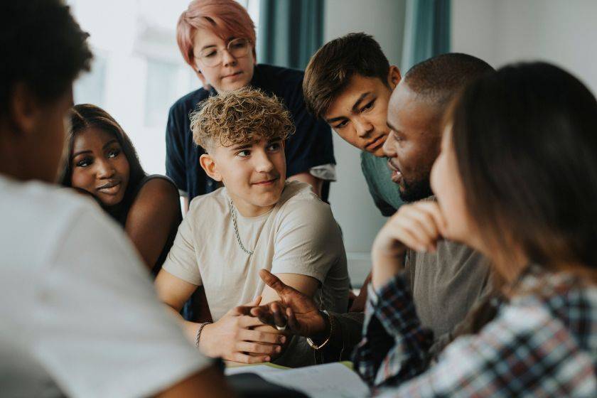 Groupe d'adolescent qui discute 