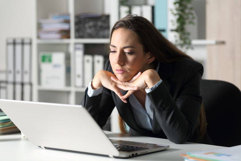 Femme qui procrastine au bureau 