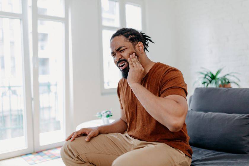 Un homme qui souffre de douleur aux dents