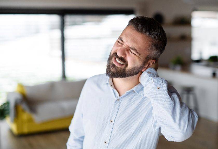 Homme souffrant d'une douleurs au cou