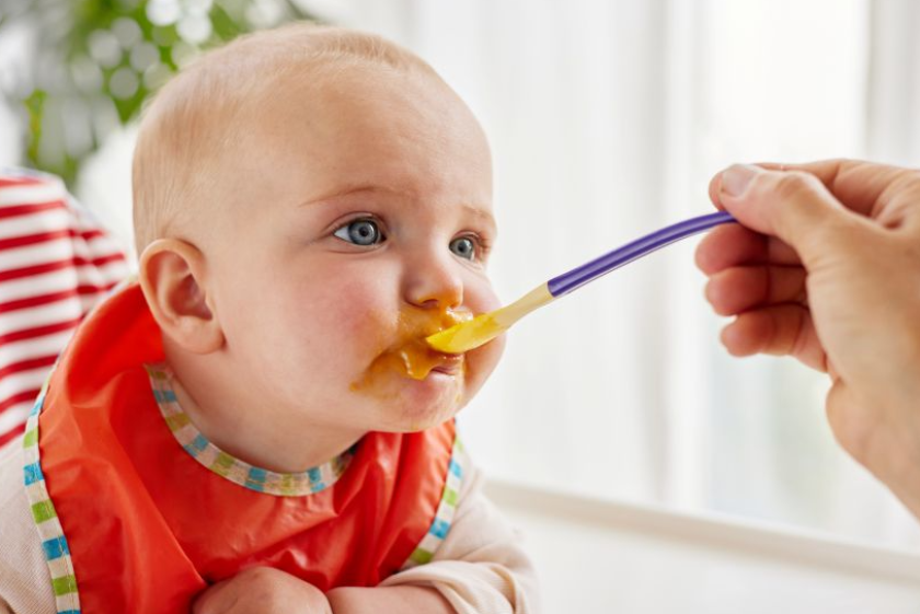 Enfant qui teste la diversification alimentaire