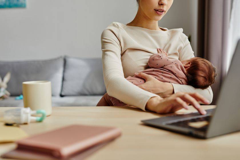 Femme qui allaite pendant son télétravail 