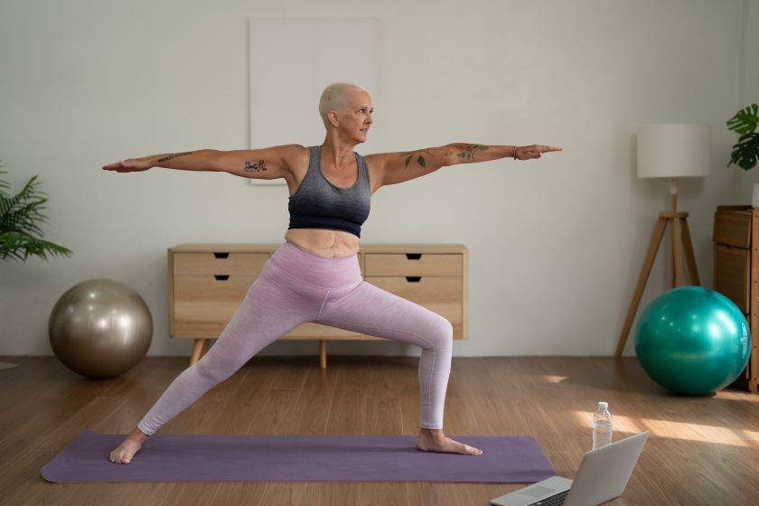 Femme faisant des exercices 