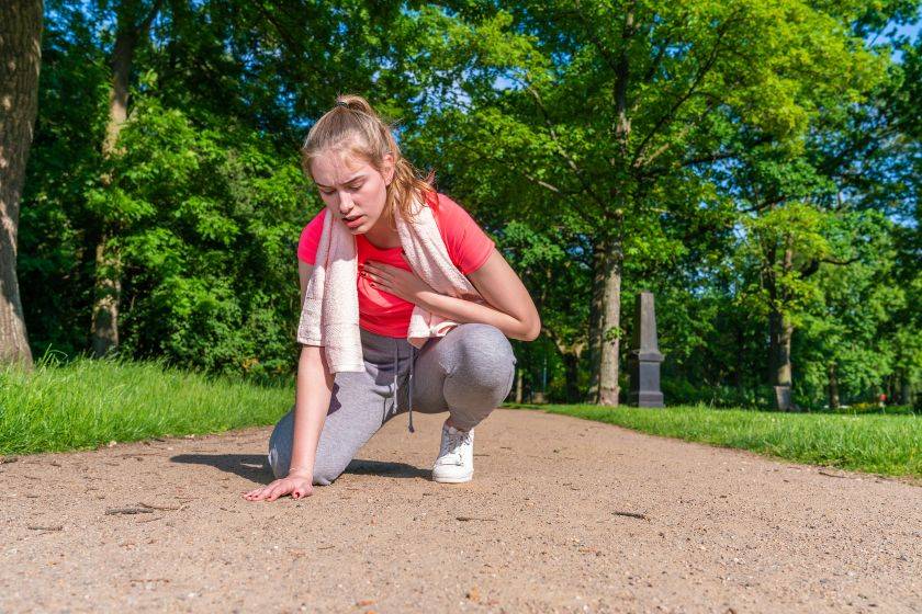 Femme qui fait son sport en extérieur pendant une caniculle