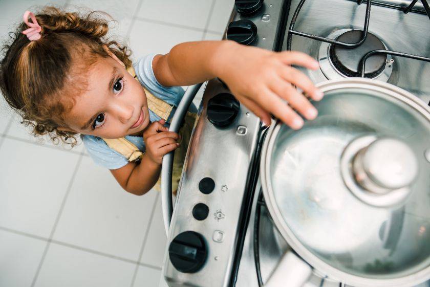 Enfant qui risque de se blesser avec une casserole