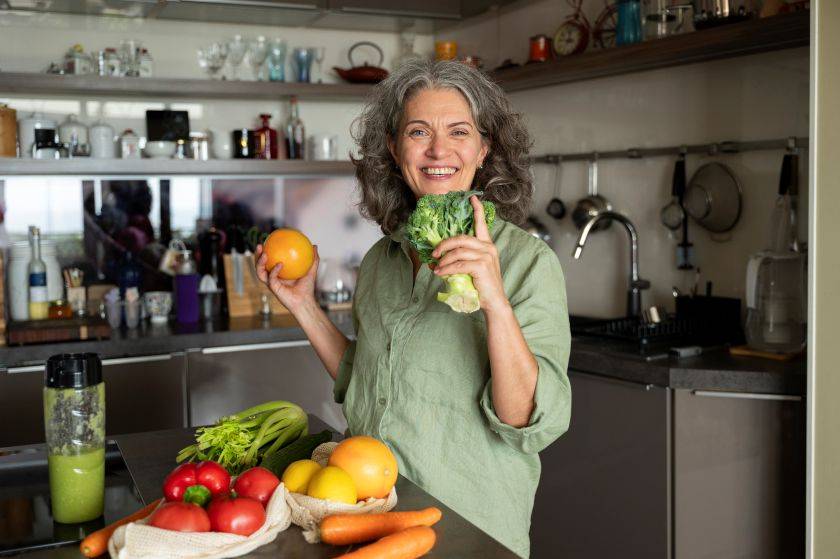 Une femme ayant acheté pleins de légumes