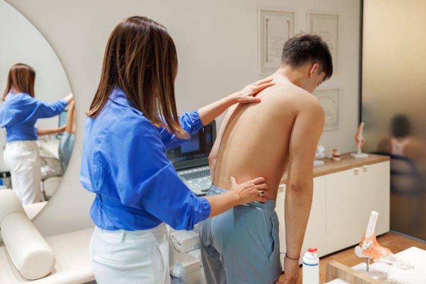 Un homme consultant pour une hypercyphose