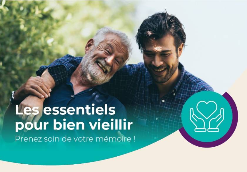 Un père âgé et son fils souriant