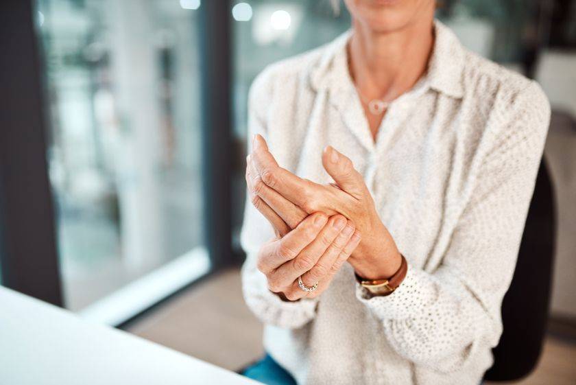 Personne ayant une douleur à la main