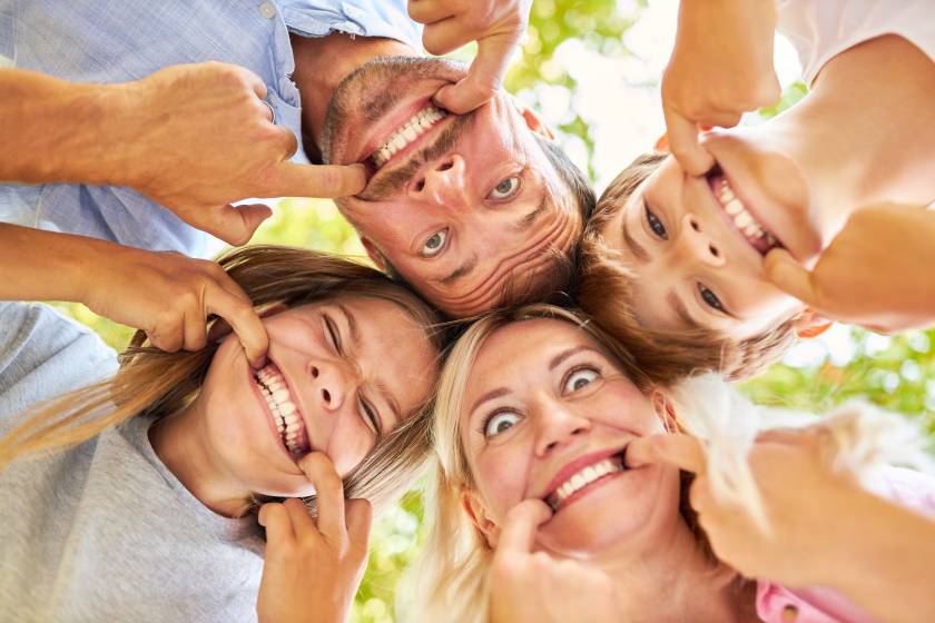 Une famille qui montrent leurs dents !