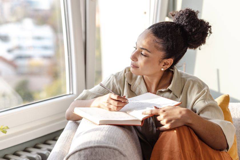 Une femme qui rédige dans un journal 