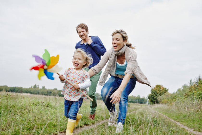Famille qui s'amuse dans un champs 