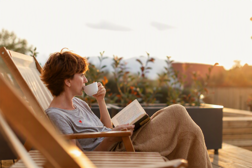 Une femme qui vit un moment de solitude