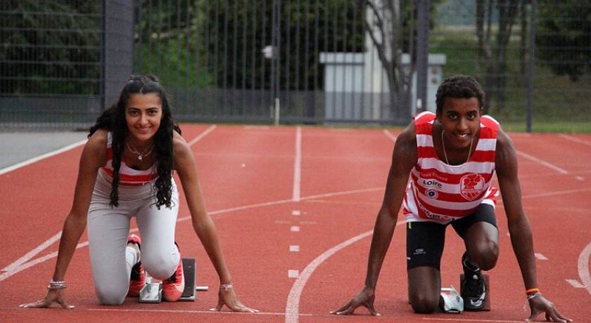 1 femme et 1 homme, maillot rayé rouge et blanc sur piste d'athlétisme