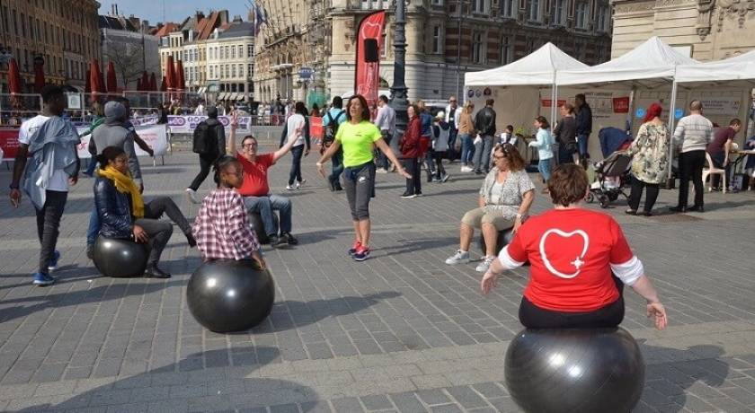 Personnes sur des swissballs, qui font des étirements dehors, Lille