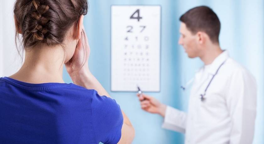 Une patiente teste sa vue chez l'opticien