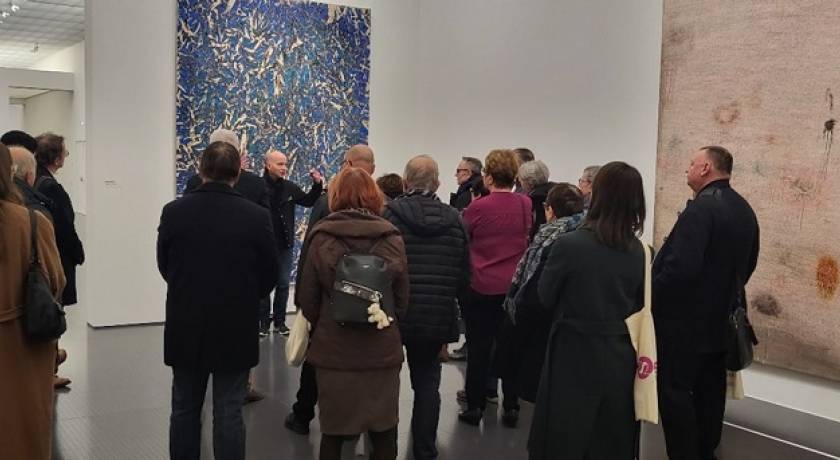 Personnes visitant l'exposition au Centre Pompidou Metz